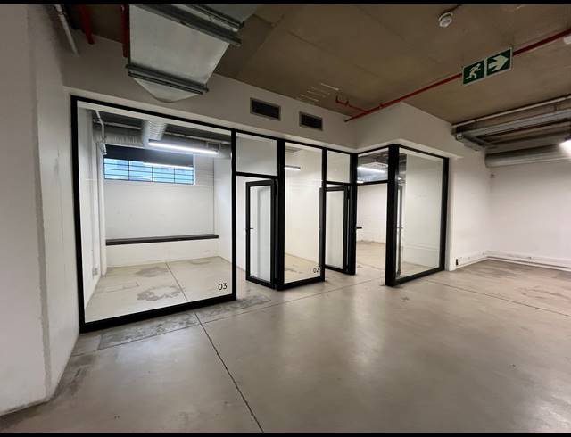 2,129M² BUSINESS TO LET IN WOODSTOCK